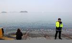 Ventetid.En pårørende spejder ud over vandet ved Jindo i Sydkorea, hvor færgen 'Sewol' sank. Hundredevis er stadig savnet. 