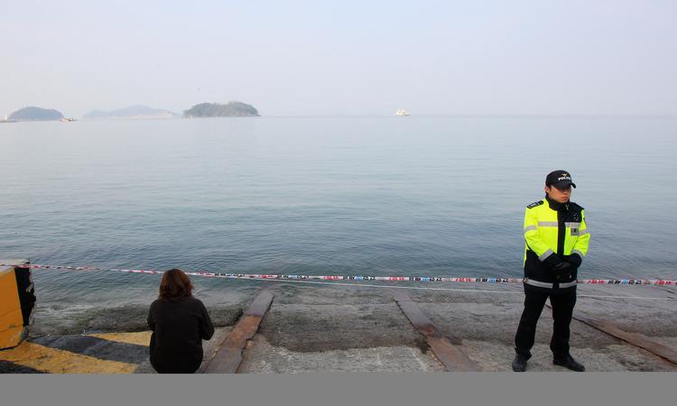Ventetid.En pårørende spejder ud over vandet ved Jindo i Sydkorea, hvor færgen 'Sewol' sank. Hundredevis er stadig savnet. 