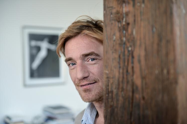 Ambitiøst. Balletchef Nikolaj Hübbe præsenterer det mest ambitiøse og internationale program i mange år. Vi kan glæde os til en genopsætning af John Neumeiers  'Kameliadamen', som tog publikum med storm i 2012, og Hübbes eget bud på en nyfortolkning af 'Svanesøen'. 