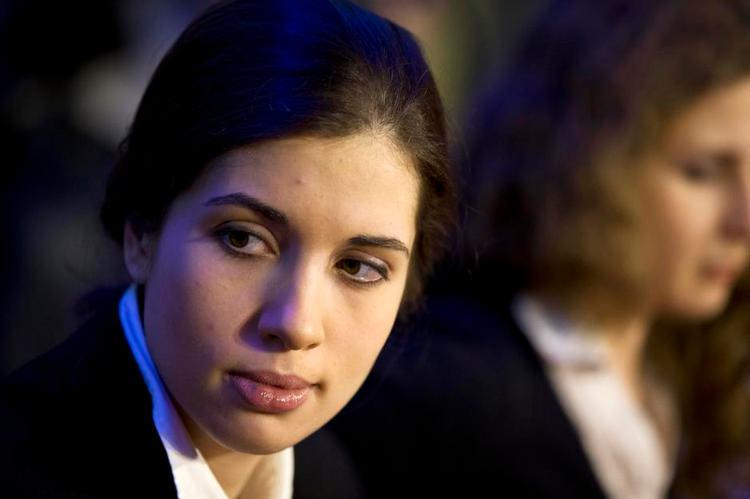 Læsning. Nadesjda Tolokonnikova fra russiske Pussy Riot vil overtale den britiske regering til at ændre nye regler, der forbyder fanger i fængsler at modtage bøger fra venner og familie. 