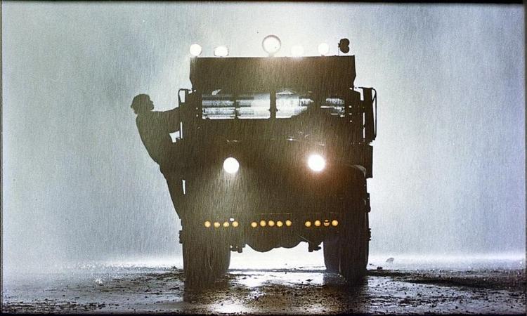 Sprængfare. Fire mand skal transportere en last af følsomme sprængstoffer. 