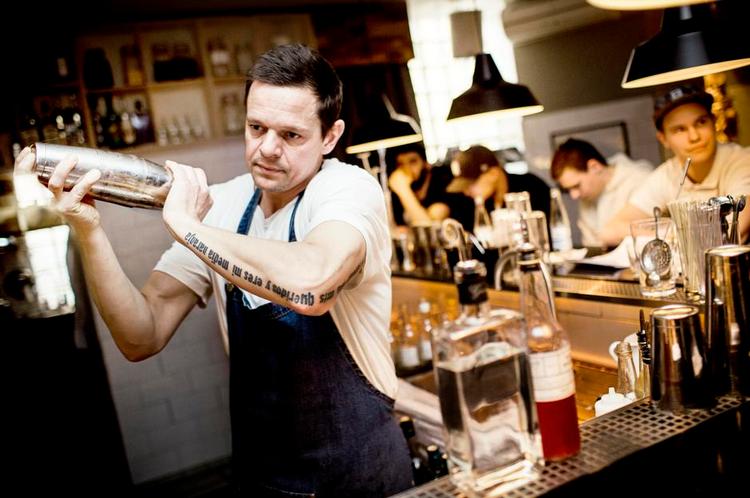 Anderledes. Som en alpehytte for feinschmeckere danner Gilt varme rammer om deres cocktails, der dyrker det klassiske med et twist. 