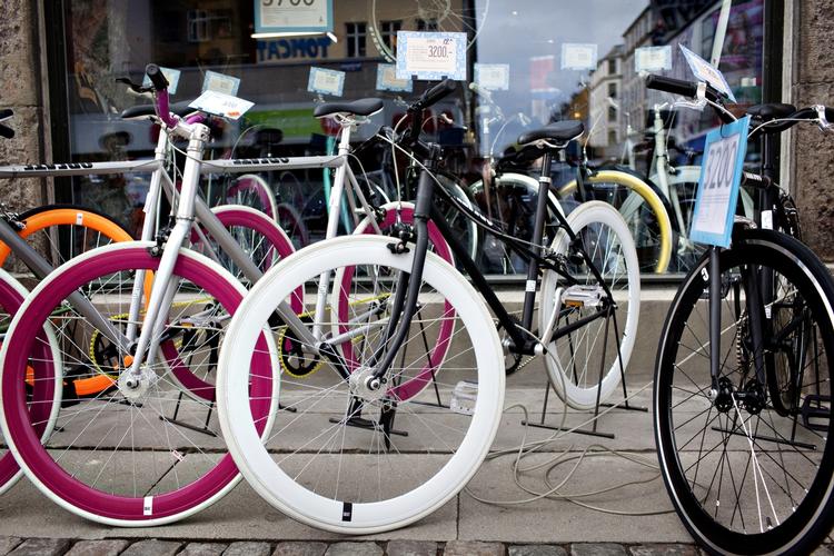 Farverig. Den nye trend indenfor cykelverden er farverigt tilbehør til cyklen, der erfterhånden er at finde hos de fleste cykelhandlere. 