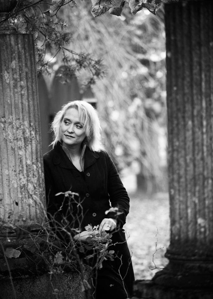 Kirurgisk. Karin Alvtegen håndterer stof og greb kompetent, men også noget forudsigeligt.