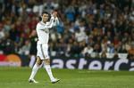comeback. Cristiano Ronaldo klappes fra banen efter sit comeback i den hvide Real Madrid-dragt. 