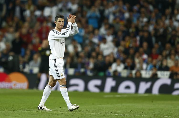 comeback. Cristiano Ronaldo klappes fra banen efter sit comeback i den hvide Real Madrid-dragt. 