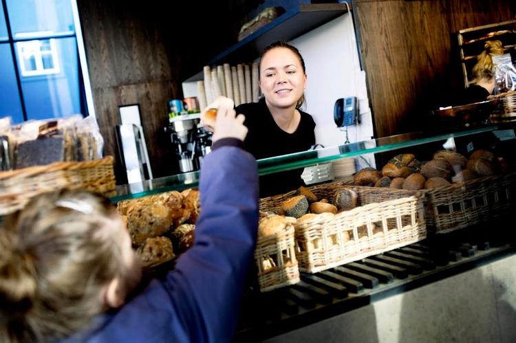 Haps. Selma Vöge-Widding vil altid gerne med til bageren, fordi hun ved, at der venter en rosinbolle, som Lagkagehuset deler gratis ud til børnene. 