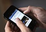 PENGEMASKINE. Det er lykkedes Facebook på meget kort tid at gøre reklamer på mobilen til et af firmaets største indtægtskilder. Derfor er overskuddet tredoblet på et år. (arkivfoto) 