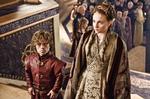 Seriekroner. Vil man følge med i serien 'Game of Thrones' - her med Peter Dink lage og Sophie Turner - kræver det et abonnement på HBO. Til andre serier skal der abonnement på andre tjenester til. 