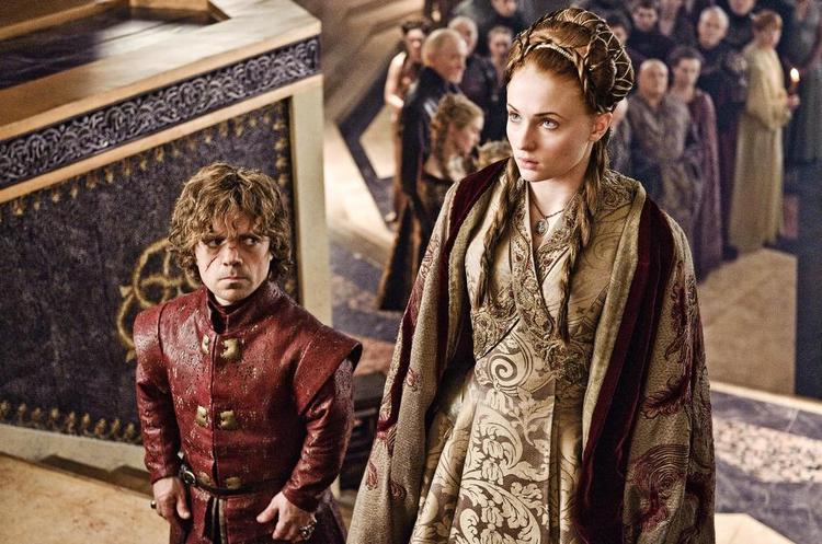 Seriekroner. Vil man følge med i serien 'Game of Thrones' - her med Peter Dink lage og Sophie Turner - kræver det et abonnement på HBO. Til andre serier skal der abonnement på andre tjenester til. 