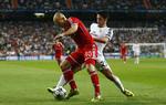 Afventende. Bayerns Arjen Robben i nærkamp med Real Madrids Isco. 