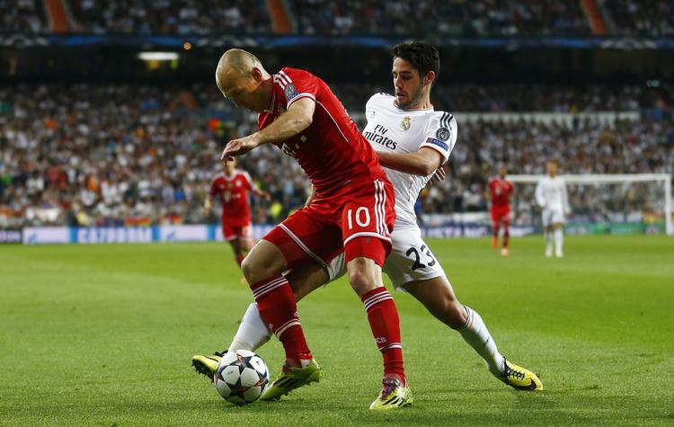 Afventende. Bayerns Arjen Robben i nærkamp med Real Madrids Isco. 
