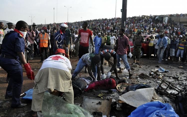 Terror. 75 mennesker mistede livet i en terrorbombe på en busstation nær hovedstaden, Abuja. 