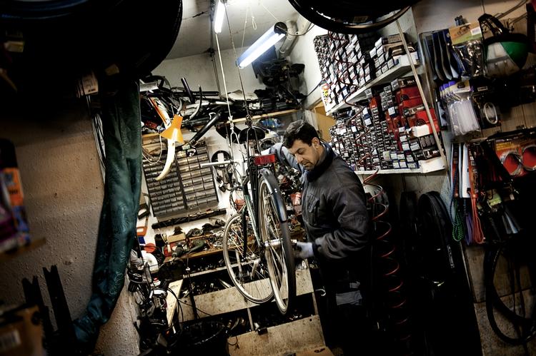 Kundekræs. Cykelhandlere tilbyder ekstra service for at skaffe nye kunder. 