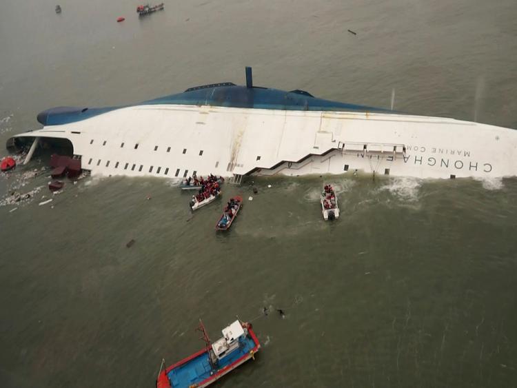 Forlis. Redningsflåderne og evakueringssliskerne på søsterskibet  til 'Sewol', der sank ud for Sydkorea kyst i sidste uge, fungerer ikke ordentligt, viser et sikkerhedstjek. 181 mennesker er bekræftet omkommet, og 120 mennesker savnes stadig efter forliset. - Foto: AP (arkiv) 