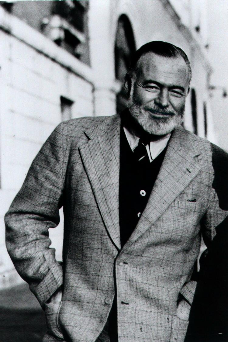 Krigshistorier. Ernest Hemingway skildrer den 'tabte generation' -  de unge mænd og kvinder, der blev kastet rundt af første verdenskrig - i romanen 'Solen går sin gang'. 