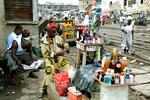 Gadehandel. Selv om Afrika har flere millionbyer, foregår store dele af detailhandlen på gader og pladser. Og det er danske firmaer nødt til at tænke ind i deres strategi, hvis de vil sælge deres varer, lyder et af rådene fra Nicolai Hesdorf. 