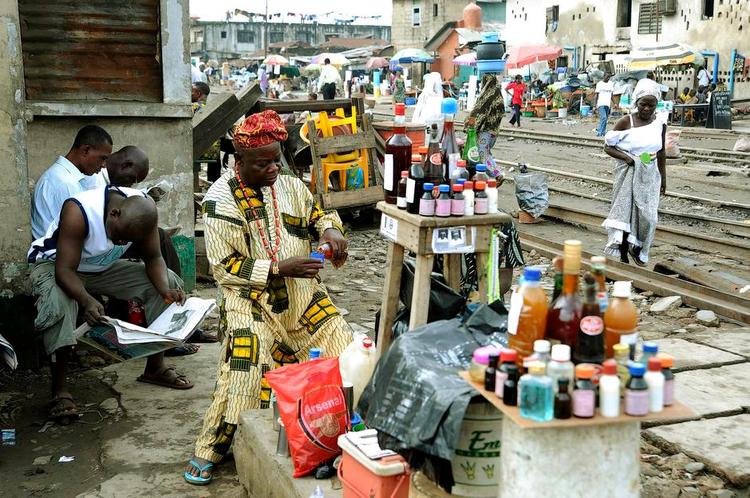 Gadehandel. Selv om Afrika har flere millionbyer, foregår store dele af detailhandlen på gader og pladser. Og det er danske firmaer nødt til at tænke ind i deres strategi, hvis de vil sælge deres varer, lyder et af rådene fra Nicolai Hesdorf. 
