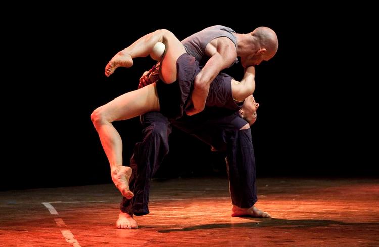 FORENING. Cristiana Casadio er klassisk ballerina, Stefan Sing er jonglør. 'Tangram' forenes de i kærlighedens fællessprog. 