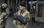 VÅBEN. Mange af de prorussiske militante i Østukraine er tungt bevæbnede. Her ses en gruppe foran en besat offentlig bygning i Slavjansk. 