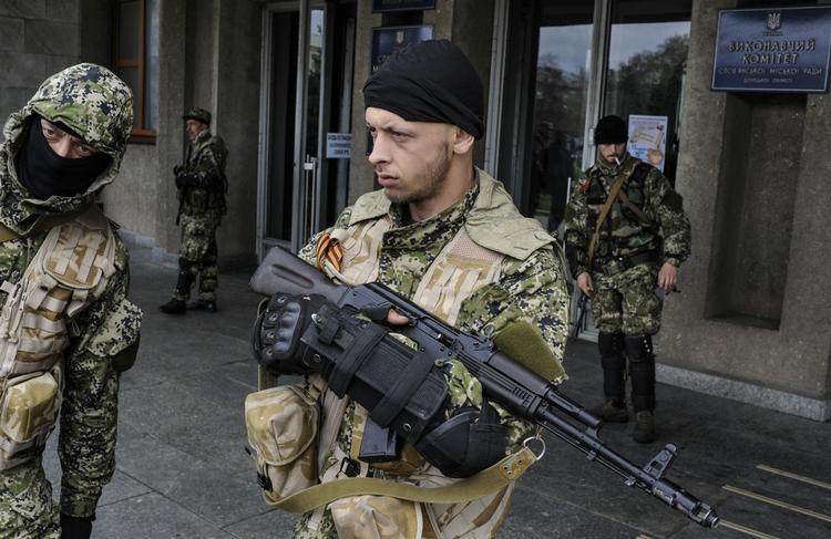 VÅBEN. Mange af de prorussiske militante i Østukraine er tungt bevæbnede. Her ses en gruppe foran en besat offentlig bygning i Slavjansk. 