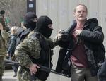 OVERFALD. De militante russisksindede har ved flere lejligheder været særdeles aggressive over for journalister, både op til den russiske annektering af Krim og senere under aktioner i det østlige Krim. Her er det en fotograf, der chikaneres i Slavjansk. Han arbejdede for den russiske avis Kommersant. 
