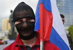KREDITHUG. Russiske statsobligationer er snart ingenting værd, mener Standard &amp; Poor's. Krisen mellem Rusland og Ukraine har forværret den russiske økonomi. Her ses en pro-russisk aktivist i det østlige Ukraine. (arkiv) 