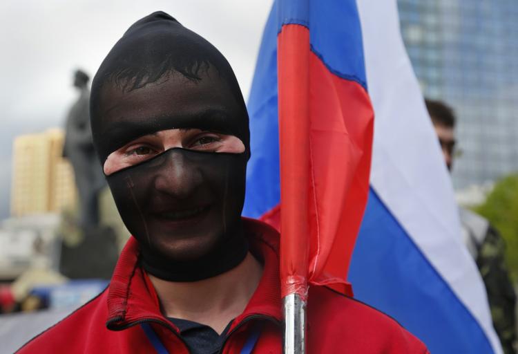 KREDITHUG. Russiske statsobligationer er snart ingenting værd, mener Standard &amp; Poor's. Krisen mellem Rusland og Ukraine har forværret den russiske økonomi. Her ses en pro-russisk aktivist i det østlige Ukraine. (arkiv) 
