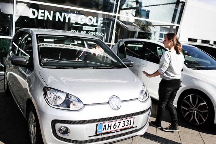 billigere. De biler, som blev solgt i første halvår 2013, kørte i gennemsnit seks kilometer længere på literen, end de biler som blev solgt i 2006. Ganske rart, hvis man bor langt fra jobbet. 