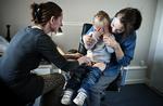 Den fire-årig dreng Asbjørn Møgelberg bliver vaccineret med et stik i låret. Han bliver lidt bange, men mor Fie Frisenette-Fich (27) beroliger, og pludselig er det hele overstået. Risikoen for et polioudbrud i Danmark er blevet større - derfor er det afgørende, at flere børn bliver vaccineret. 