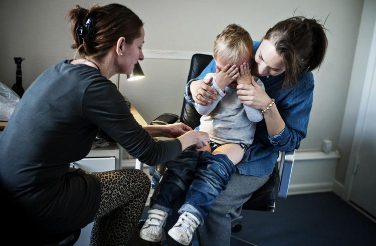 Den fire-årig dreng Asbjørn Møgelberg bliver vaccineret med et stik i låret. Han bliver lidt bange, men mor Fie Frisenette-Fich (27) beroliger, og pludselig er det hele overstået. Risikoen for et polioudbrud i Danmark er blevet større - derfor er det afgørende, at flere børn bliver vaccineret. 