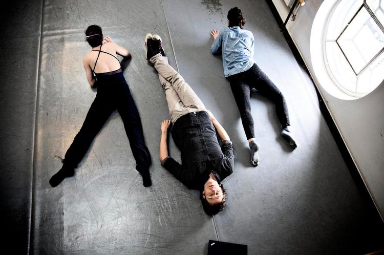 Krigsteater. Christian Lollike er netop gået i gang med prøverne til forestillingen 'Føling. Føling. Vent. Slut', som er en samproduktion med Den Kongelige Ballet om krigen i Afghanistan. Ud over balletdanserne medvirker også hjemvendte Afghanistan-veteraner. Foto: Joachim Adrian 