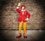 voila! Ronald McDonald efter besøg hos designeren. Jakken er kun til specielle lejligheder, oplyser fastfoodkæden. 