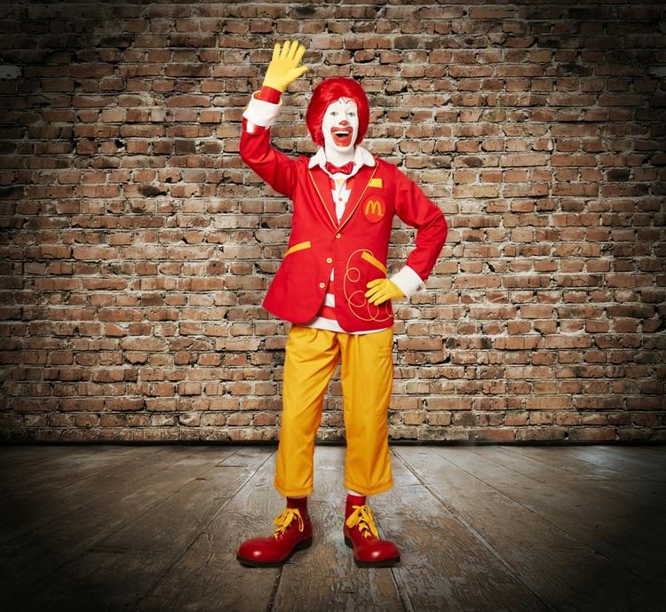 voila! Ronald McDonald efter besøg hos designeren. Jakken er kun til specielle lejligheder, oplyser fastfoodkæden. 