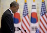 Stilhed. Barack Obama deltog ved sin ankomst til Seoul i en mindehøjtidelighed for de mange omkomne i en sydkoreansk færgekatastrofe forleden. 