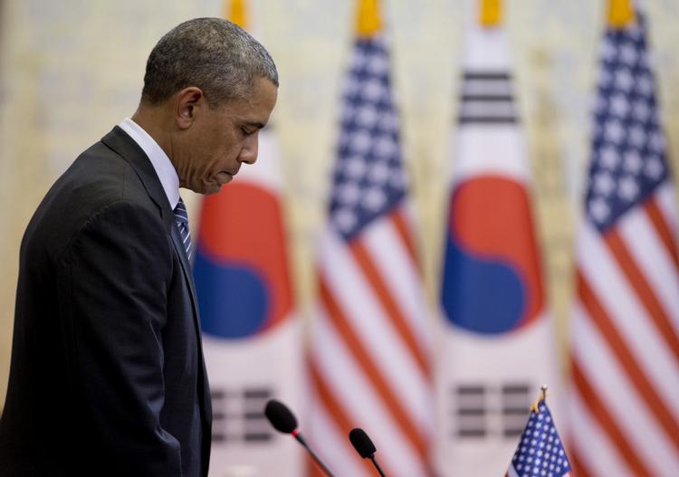 Stilhed. Barack Obama deltog ved sin ankomst til Seoul i en mindehøjtidelighed for de mange omkomne i en sydkoreansk færgekatastrofe forleden. 