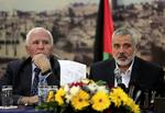 FORSONING. Hamas' ministerpræsident Ismail Haniyeh (th) fremviser aftalen med rivalerne fra Fatah, hvis forhandler Azzam al-Ahmad deltog i bestræbelserne på at bilægge uenighederne mellem de palæstinensiske organisationer. 