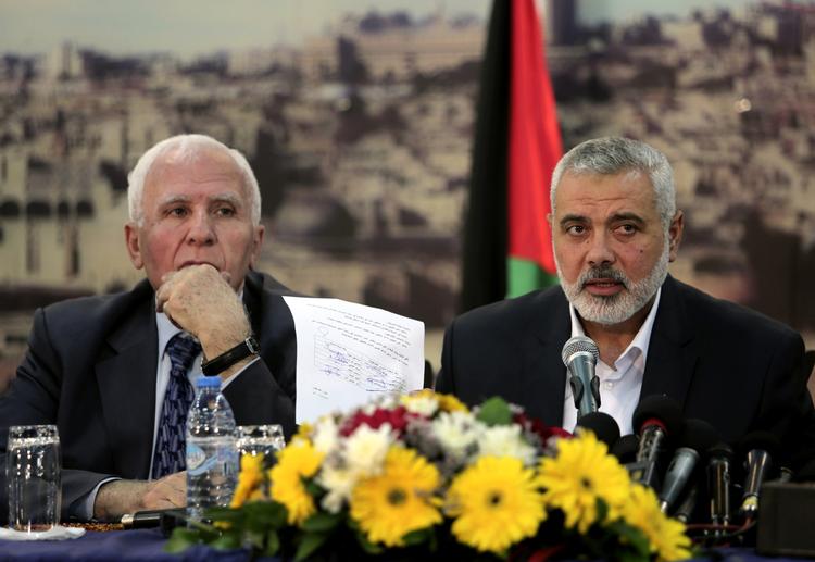 FORSONING. Hamas' ministerpræsident Ismail Haniyeh (th) fremviser aftalen med rivalerne fra Fatah, hvis forhandler Azzam al-Ahmad deltog i bestræbelserne på at bilægge uenighederne mellem de palæstinensiske organisationer. 