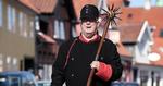 Vagthund. Vægter Niels Steenfeldt passer hver tirsdag i juli måned på Kerteminde og viser turister rundt. Vægteren passerer bl.a. den gamle materialhandel og dens lidt gammeldags reklame-slogans. 