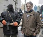 kidnappet. Billedet af journalist Simon Ostrovski (th) er taget søndag 13. april. Her står han sammen med en bevæbnet prorussisk separatist i Slavjansk. 