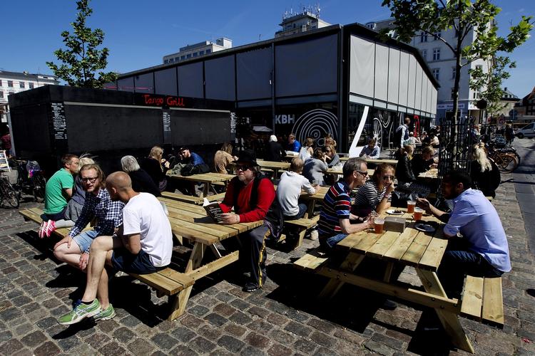 Torvehallerne. Her kan man spise sin frokost i solen. 
