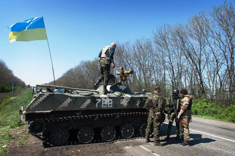 KONTROLPOST. Ukrainske soldater ved en af vejene ind til Slavjansk. 