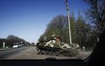 konflikt. Et miltærkøretøj fra den ukrainske hær holder her udkig ved en kontrolpost på vejen fra byen Artemiovska til Slavjansk i det østlige Ukraine. 
