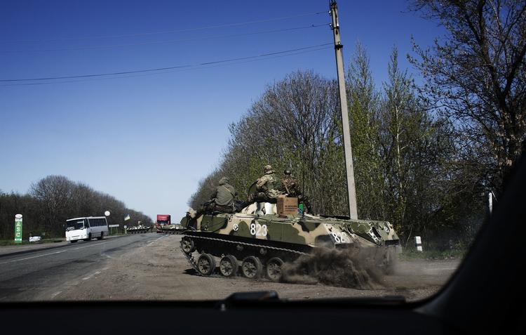konflikt. Et miltærkøretøj fra den ukrainske hær holder her udkig ved en kontrolpost på vejen fra byen Artemiovska til Slavjansk i det østlige Ukraine. 