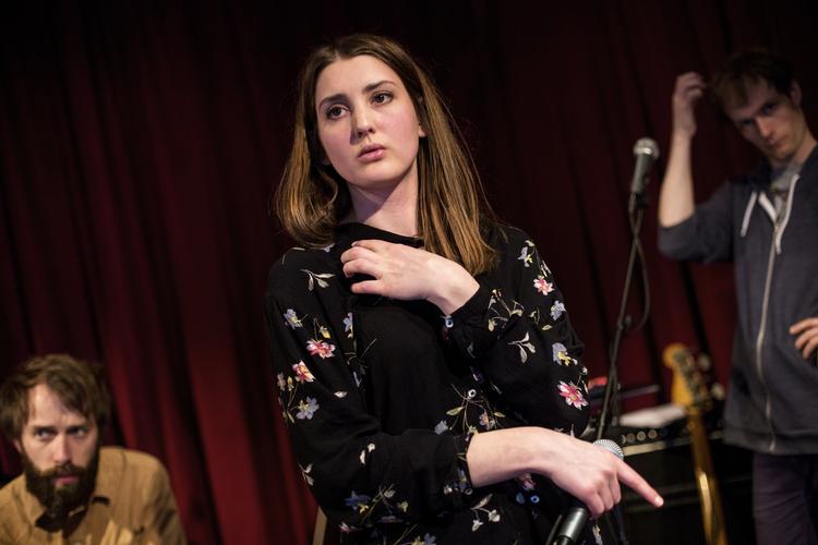 vemod. Danske Majke Voss Rommes stemme hjemsøger smukt albummets stærkeste melodier. 