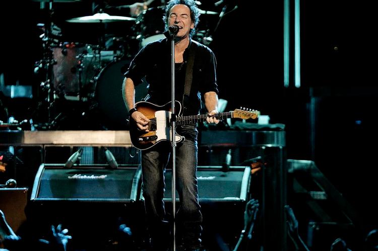 Indignation. Den politisk ulmende sang 'Her Blue Eyes' på Bruce Springsteens nye ep er tilbage fra indspilningerne af albummet 'Magic'. Det udkom i 2007, hvor Springsteen gav koncert i Forum på Frederiksberg. 