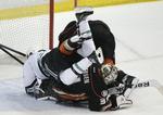 kluddermor.  Frederik Andersen (nederst i bunken) kaster sig ud mellem venner og fjeder for at redde pucken i slutspilsopgøret mod Dallas Stars. 