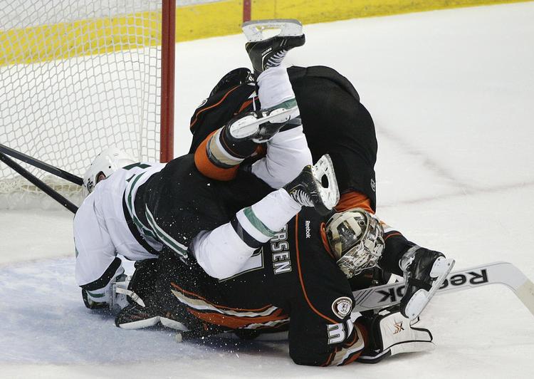 kluddermor.  Frederik Andersen (nederst i bunken) kaster sig ud mellem venner og fjeder for at redde pucken i slutspilsopgøret mod Dallas Stars. 