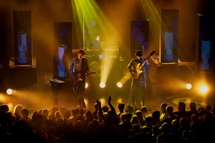 Dynamo. Med de spraglede kjortlers skær af nordafrikanske karavannemystik førte WhoMadeWhos frontduo, Jeppe Kjellberg og Thomas Høffding, publikum ud af hverdagen for en stund. 