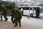 OSCE. En gruppe OSCE-observatører forlader en bus i det østlige Ukraine i midten af marts. Observatørerne er ikke de samme som dem, der er blevet kidnappet i Slavjansk. 